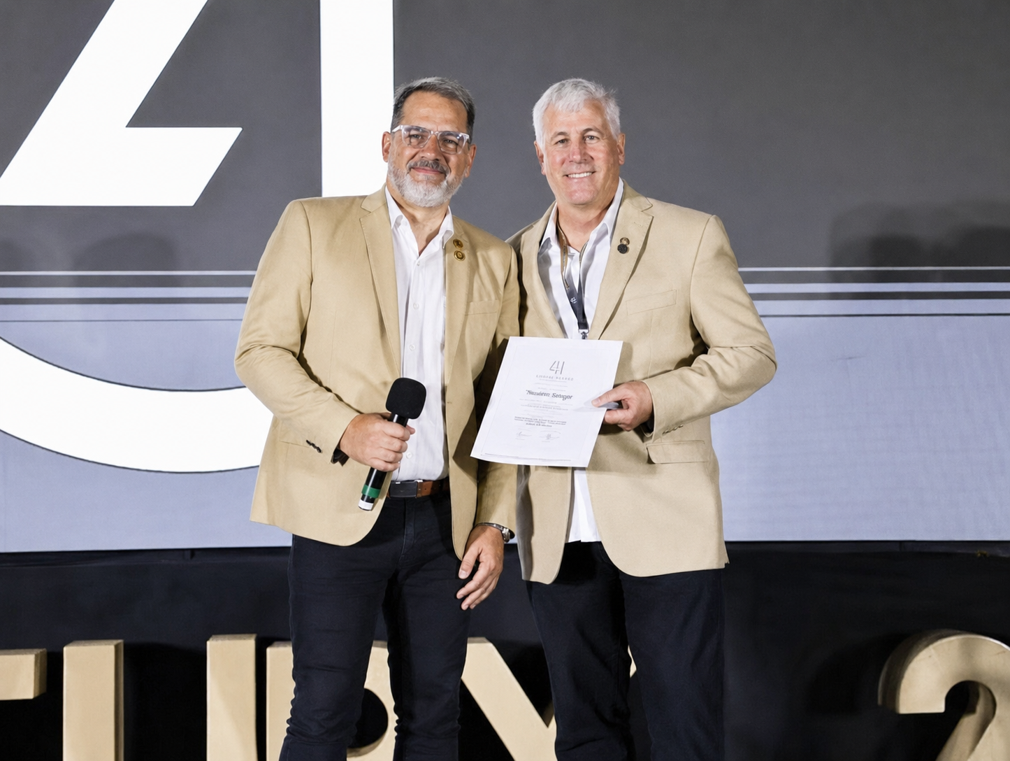 Stephen Yeager recibiendo un reconocimiento durante un evento inmobiliario